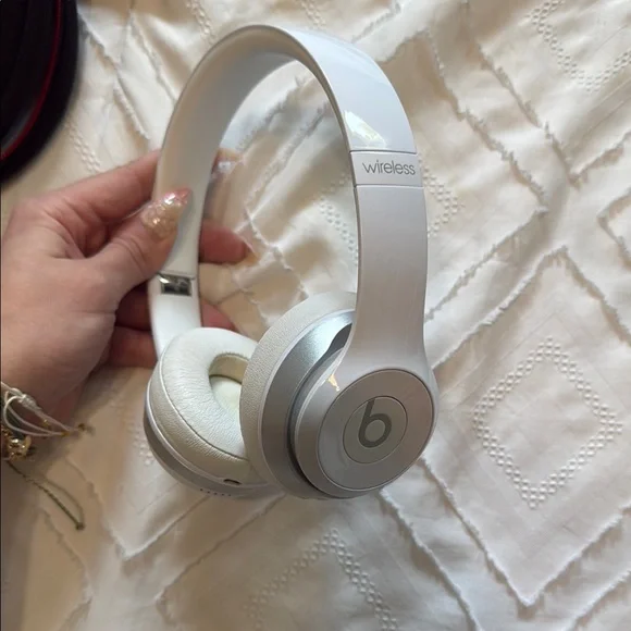 Beats White Wireless Headphones with Case - Picture 2 of 2
